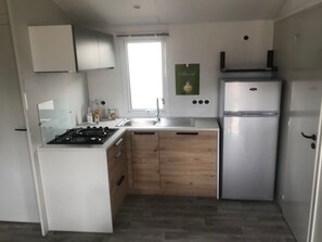 Refrigerador, microondas y cafetera y tetera 