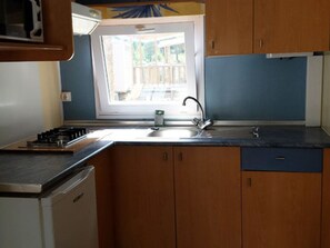 Fridge, coffee/tea maker - Mobile home with terrace in Villecroze (Villecroze)