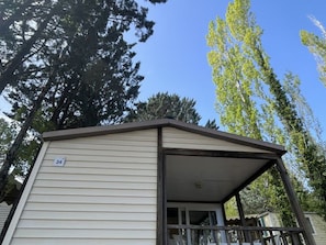 A small, single-story building with a flat roof and a covered porch. - Mobile home with terrace in Villecroze (Villecroze)