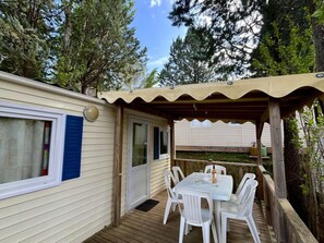 Outdoor dining - Mobile home with terrace in Villecroze (Villecroze)