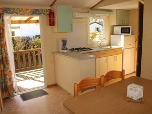 Fridge, microwave, coffee/tea maker - Mobile home for 4 with terrace in Notre-Dame-de-Monts (Notre-Dame-de-Monts)