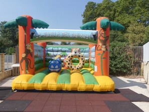 An inflatable jungle-themed play area with animal-shaped cushions and a sign reading "A JUNGLE DES ANIMAUX". - Comfortable mobile home with terrace in Hyères (Hyères)