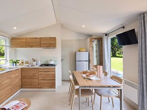 Microwave, coffee/tea maker, toaster - Comfortable mobile home with terrace in Hyères (Hyères)