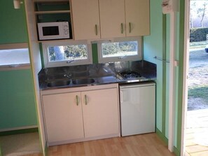 Fridge, microwave, coffee/tea maker - 32m² Chalet with Terrace - 2 Bedrooms (La Chapelle-devant-Bruyères)