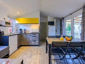 Fridge, microwave, dishwasher, coffee/tea maker - 40m² Mobile Home for 8 with Access Ramp (Saint-Jean-de-Monts)