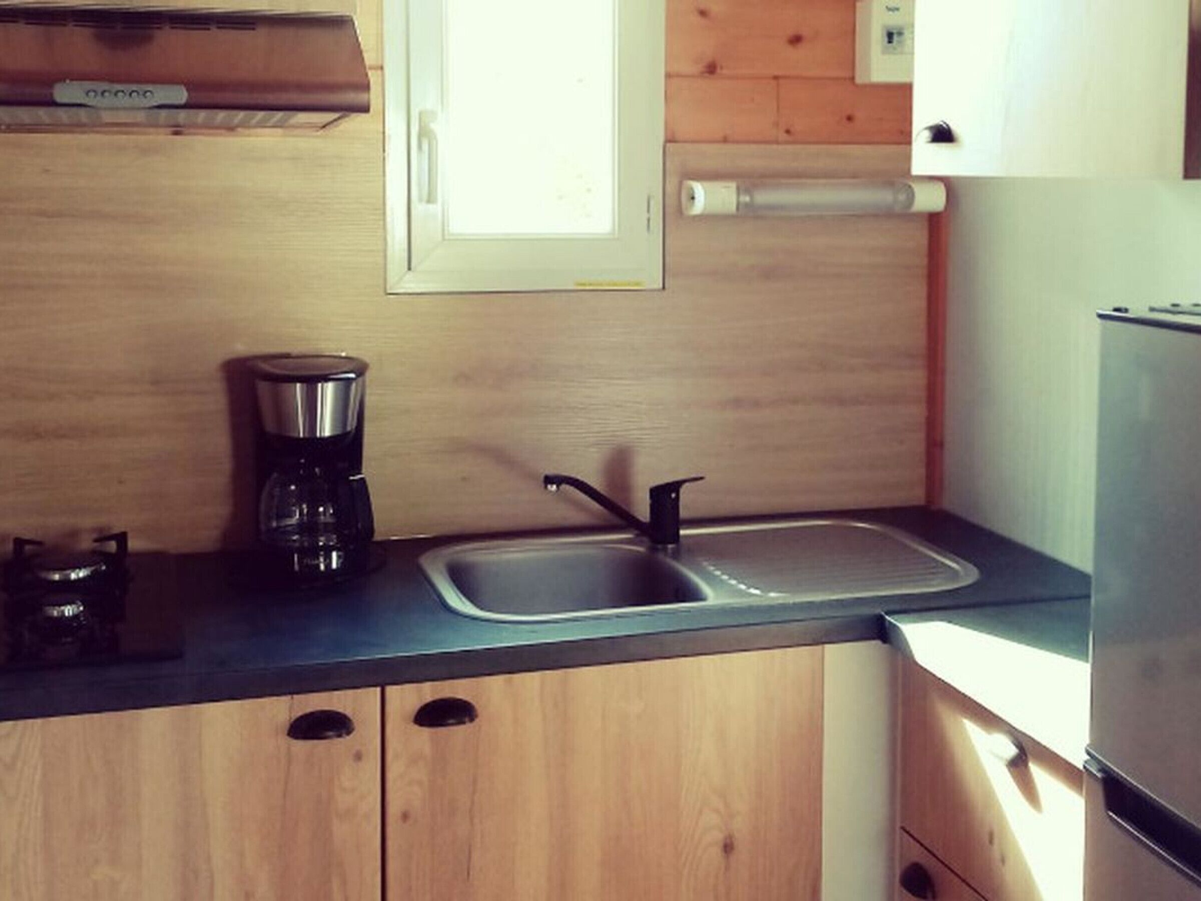 Réfrigérateur, micro-ondes, cafetière/bouilloire, grille-pain