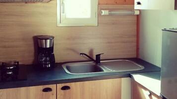 Réfrigérateur, micro-ondes, cafetiÚre/bouilloire, grille-pain