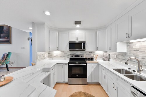 Gorgeous three bedroom River House in a quiet private neighborhood