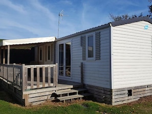 Exterior detail - Comfortable mobile home with terrace (Saint-Lunaire)