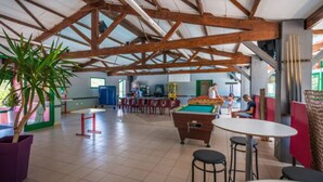 A spacious indoor area with a pool table, seating, and a bar area. - Cozy mobile home with terrace for 5 people (Saint-Rome-de-Tarn)