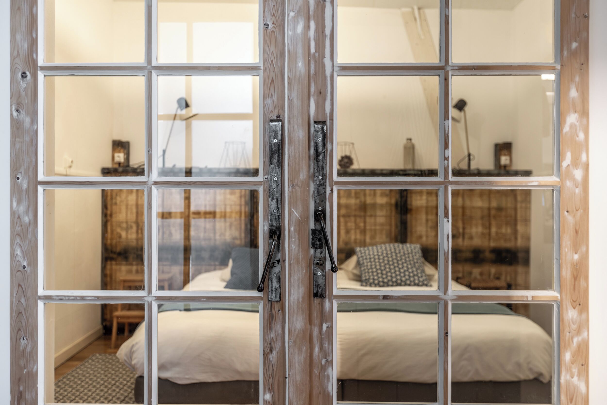 Een strijkplank/strijkijzer, wifi, beddengoed