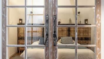 Een strijkplank/strijkijzer, wifi, beddengoed