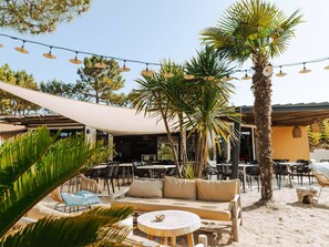 Outdoor dining - Mobile Home with Terrace, 25m², 4 people (Saint-Jean-de-Monts)