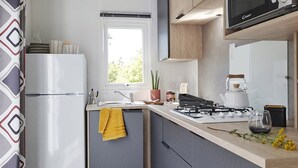 Wasserkocher mit Kaffee-/Teezubehör, Kühlschrank, Mikrowelle