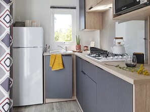 Jääkaappi, mikroaaltouuni, kahvin-/teenkeitin