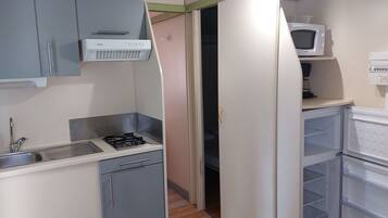 Micro-ondes, cafetiĂšre/bouilloire