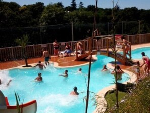 A swimming pool with multiple lanes and a water slide. - Spacious mobile home with terrace - 4 guests (Binic)
