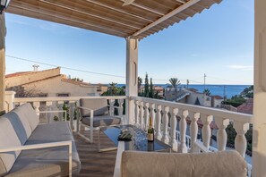 Property grounds - 200m from the beach, jacuzzi, pool and BBQ, renovated villa (Calpe)