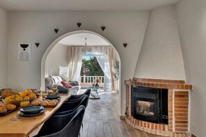 Dining - 200m from the beach, jacuzzi, pool and BBQ, renovated villa (Calpe)