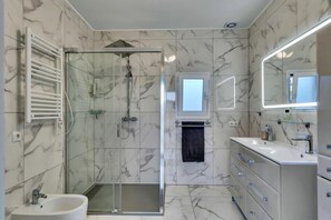 Regadera, secadora de cabello, bidet, toallas 