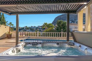 Terrace/patio - 200m from the beach, jacuzzi, pool and BBQ, renovated villa (Calpe)