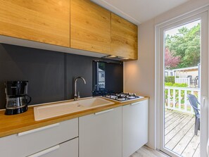 Fridge, microwave, coffee/tea maker, toaster - Mobile home with terrace in Saint-Jean-de-Monts (Saint-Jean-de-Monts)