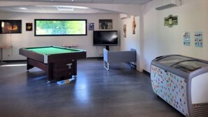 A room with a pool table, a television, and a refrigerator. - PMR Mobile Home with Terrace in Roquebrune-sur-Argens (Roquebrune-sur-Argens)