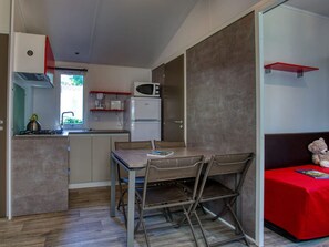 Dining - 27m² Mobile Home with Terrace in Groléjac (Groléjac)