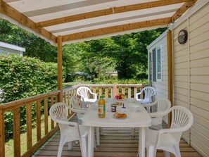 Outdoor dining - 27m² Mobile Home with Terrace in Groléjac (Groléjac)