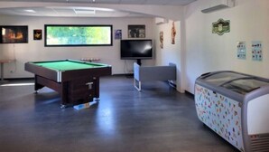 A pool table, a television, and a refrigerator in a room with white walls and a tiled floor. - 23m² Mobile Home for 4 with Raised Terrace (Roquebrune-sur-Argens)