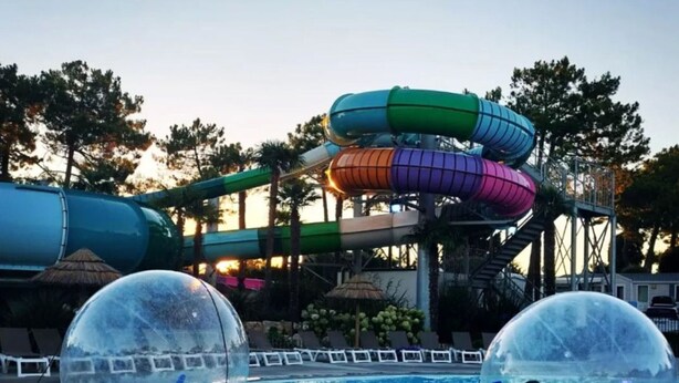 Ein Wasserpark mit Schwimmbad und Wasserrutschen.
