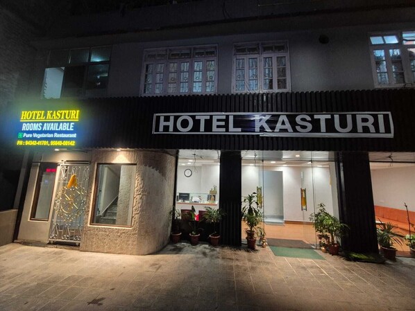 Vista frontal de la propiedad