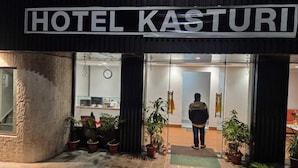 Das Hotel Kasturi mit moderner Architektur, ein großer Eingangsbereich, Kübelpflanzen und ein gut sichtbarer Empfangsbereich.