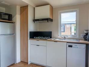 Fridge, microwave, dishwasher, coffee/tea maker - Comfortable mobile home with terrace in Tréguennec (Tréguennec)