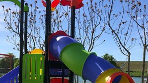 Un parque infantil con un tobogán de colores y estructuras para escalar.
