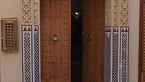 A wooden door with intricate carvings and a decorative archway. - RIAD RAHBA FEZ (Fes)