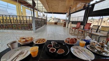 Tägliches inbegriffenes einheimisches Frühstück