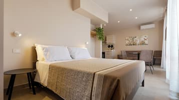 Estudio Deluxe | Escritorio, espacio para trabajar con laptop y wifi gratis