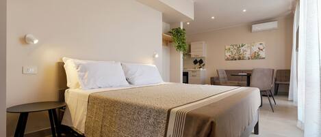 Desk, laptop workspace, free WiFi