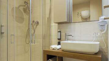 Douche, articles de toilette gratuits, sĂšche-cheveux