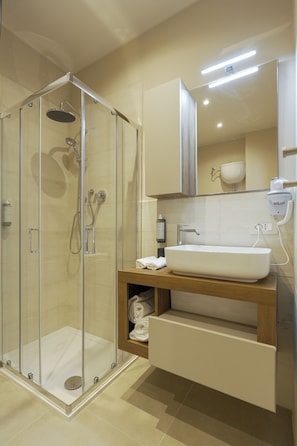 Shower, perlengkapan mandi gratis, pengering rambut, dan handuk