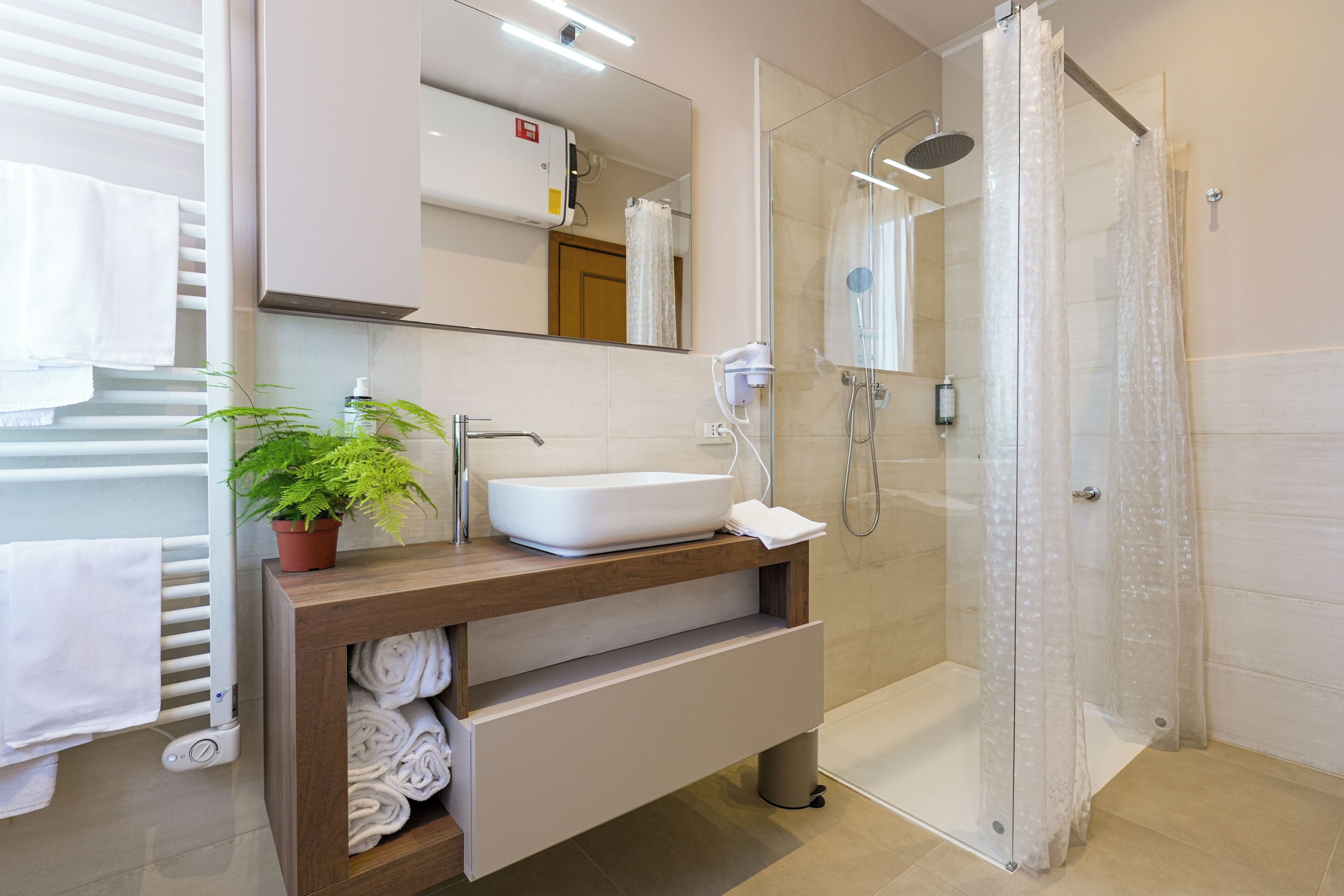 Deluxe-huoneisto | Kylpyhuone | Suihku, ilmaiset hygieniatuotteet, hiustenkuivaaja, pyyhkeet