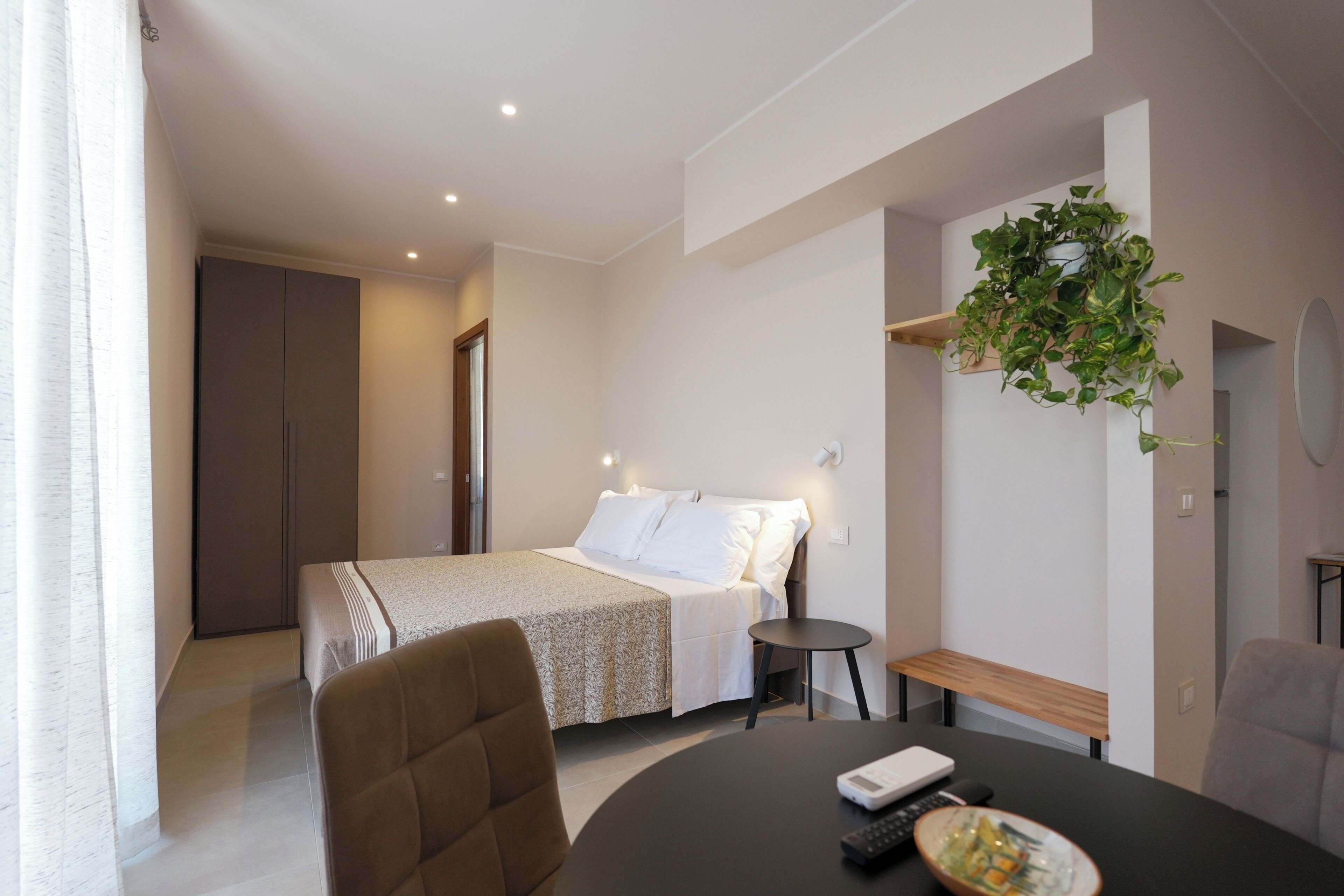 Deluxe Studio | Desk, laptop workspace, free WiFi