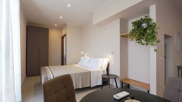 Deluxe Studio | Desk, laptop workspace, free WiFi