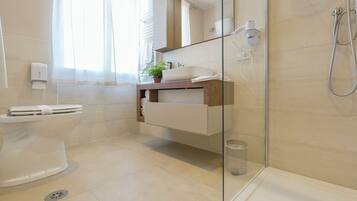Deluxe Apartment | Bilik Mandi | Pancuran mandi, kelengkapan dandanan diri percuma, pengering rambut