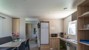 Kaffe- och tebryggare, kylskåp och mikrovågsugn