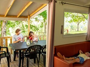 Outdoor dining - Mobile home with 2 bedrooms 4 people, terrace (Lissac-sur-Couze)