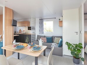 TV - Mobile Home with Terrace - 2 Bedrooms for 4 People, Equipped Kitchen (Binic)