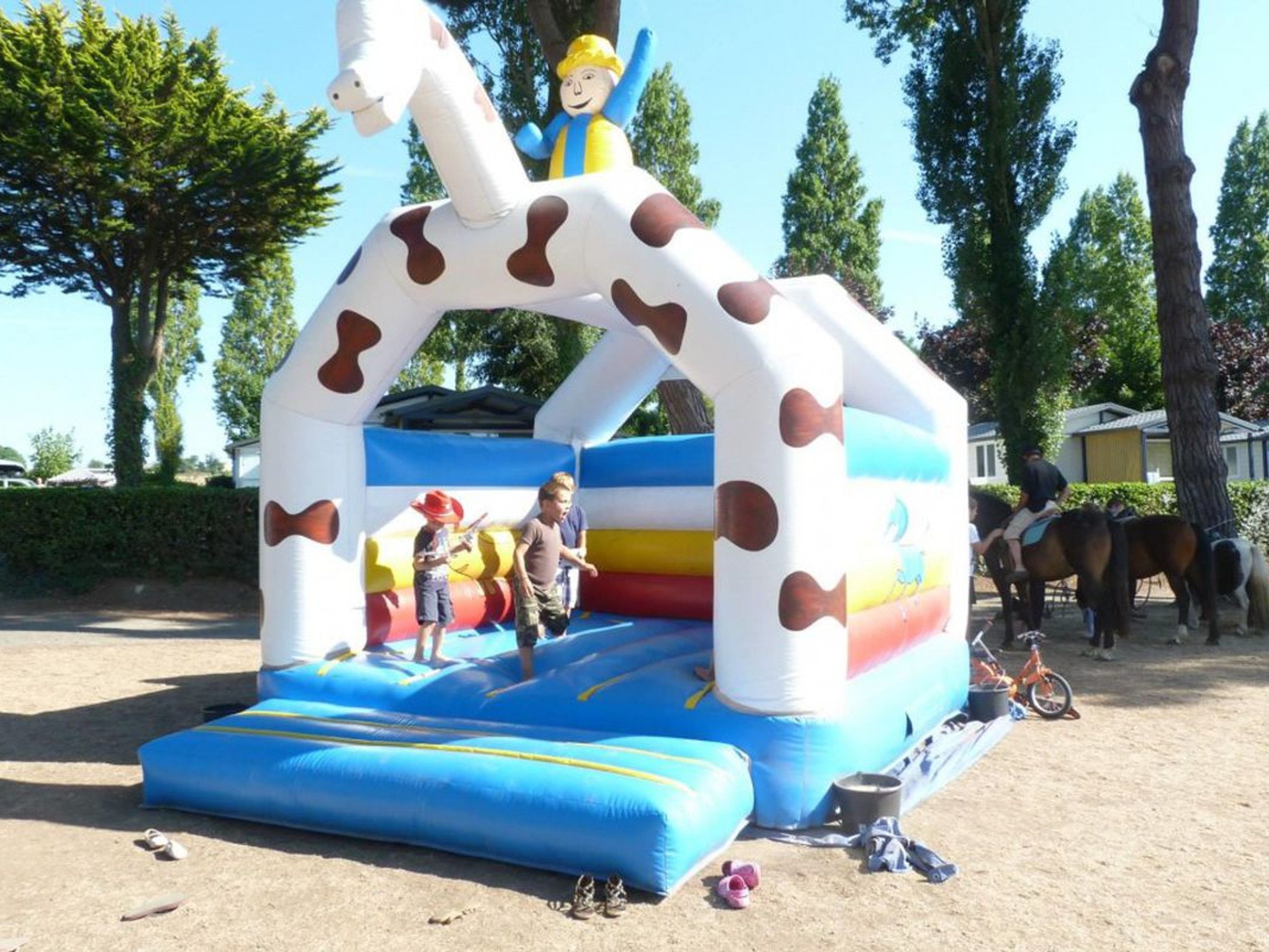 Un'attrazione gonfiabile con una statua di cavallo e una persona con un cappello da cowboy.
