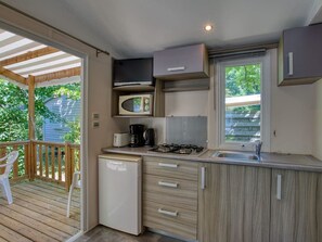 Fridge, microwave, coffee/tea maker, toaster - Cozy mobile home with terrace in Groléjac (Groléjac)